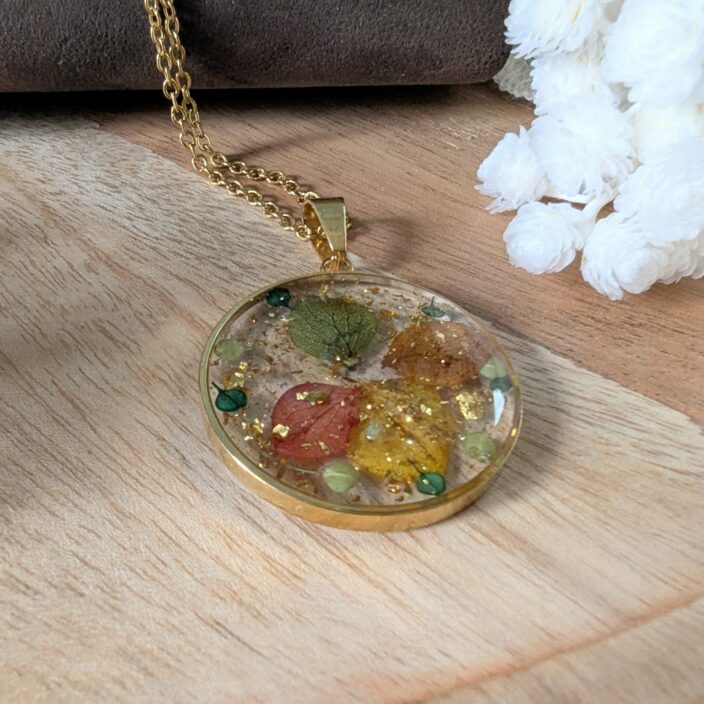 Collier bohème en résine & fleurs séchées rouges, jaunes, dorées, Aurélia – Image 2