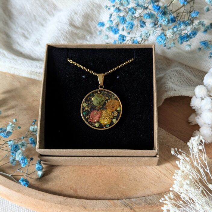 Collier bohème en résine & fleurs séchées rouges, jaunes, dorées, Aurélia – Image 4